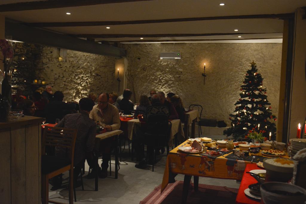 Chez Les Amis Hotel Saint-Nazaire-de-Ladarez Ngoại thất bức ảnh