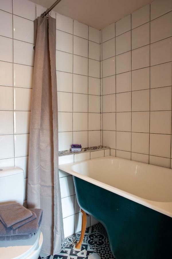 Chez Les Amis Hotel Saint-Nazaire-de-Ladarez Ngoại thất bức ảnh